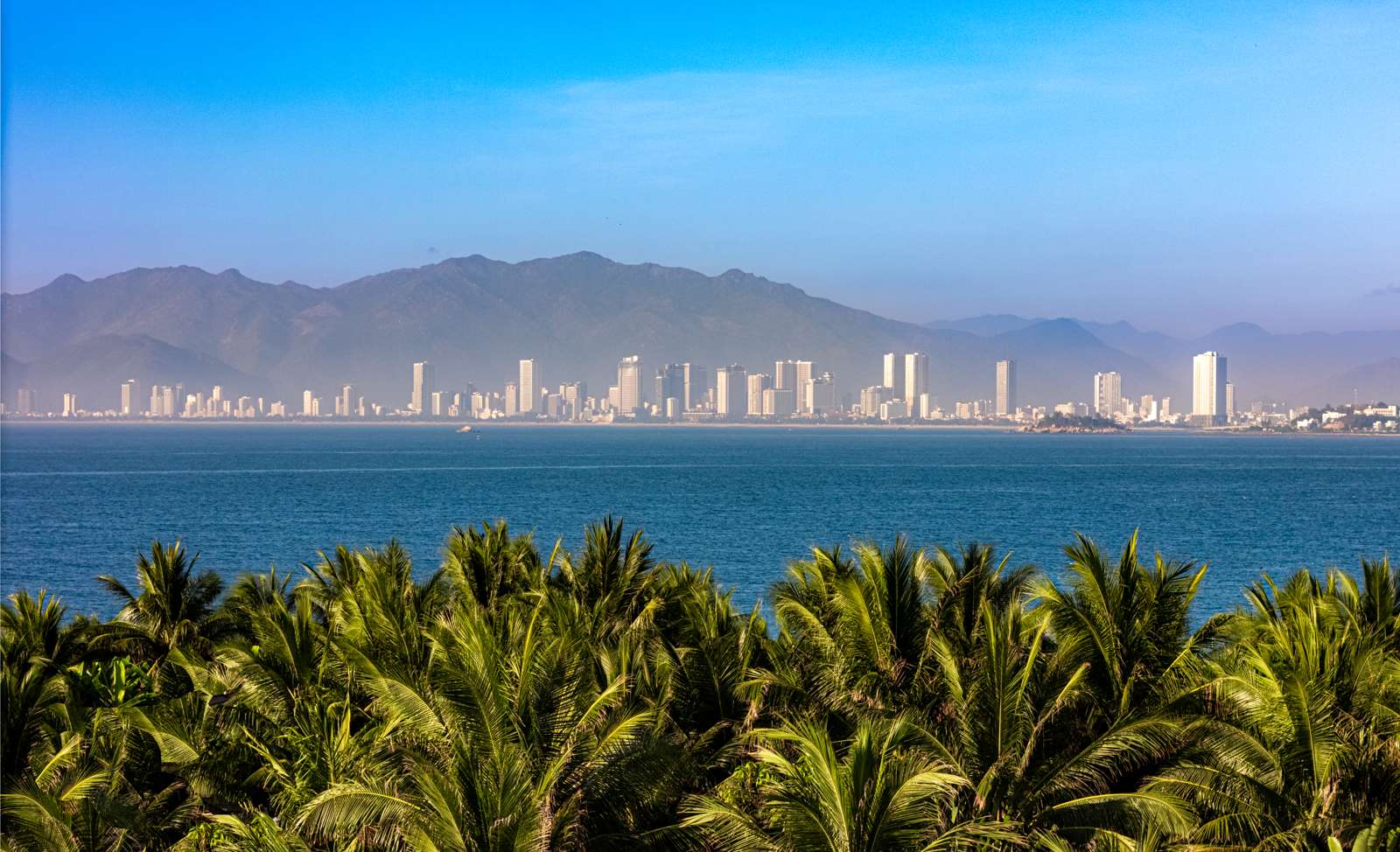 Thành phố Nha Trang nhìn từ Bãi Tiên, ảnh thật